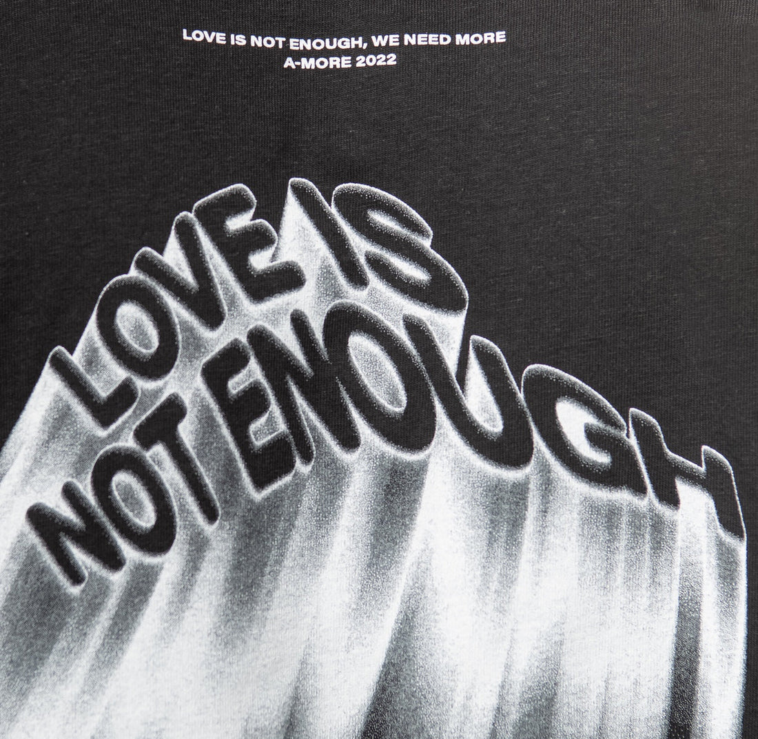 A-MORE Love Is Not Enough Street - Maglietta